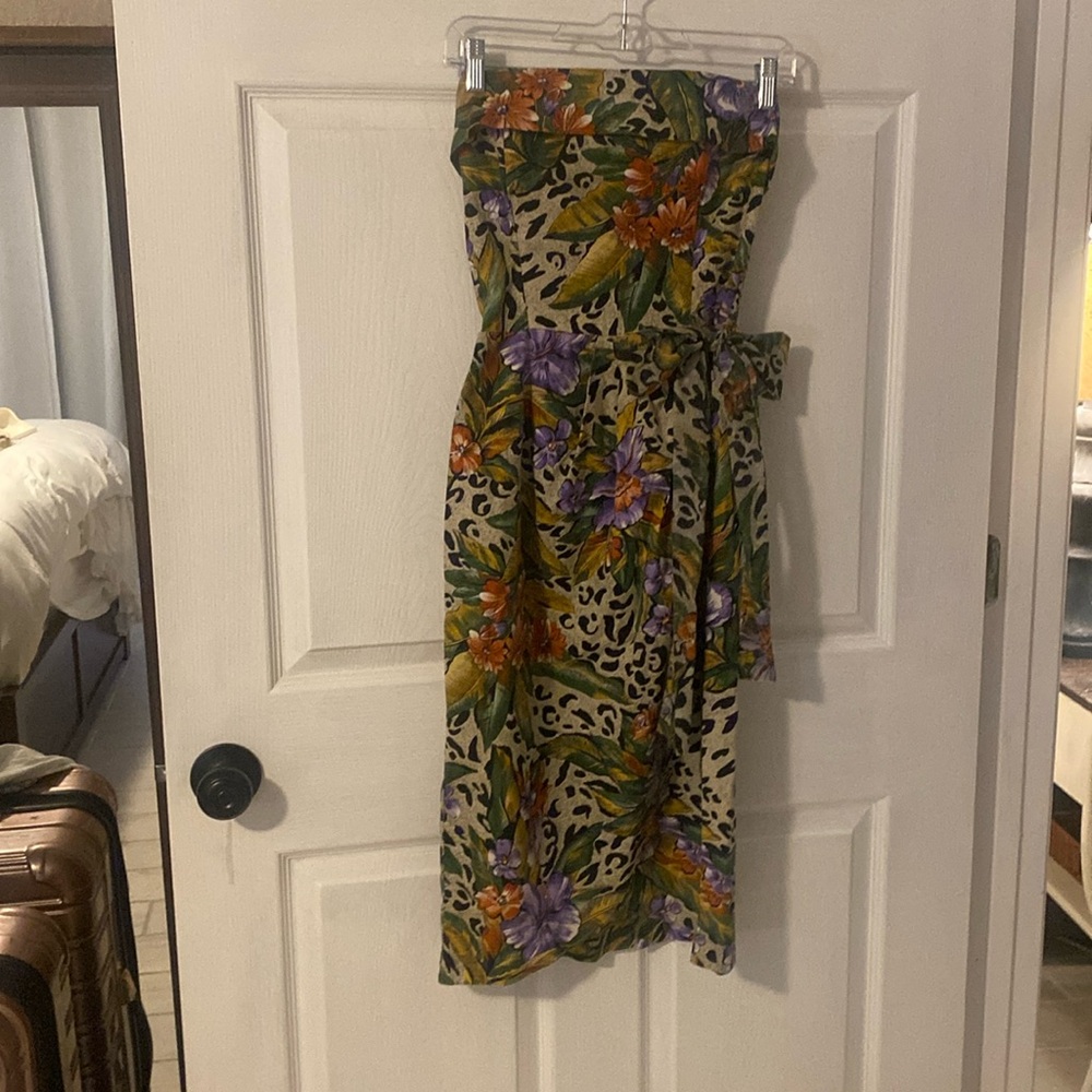 Tommy Bahama sleeveless dress w/side tie & slits in front and back.So flattering